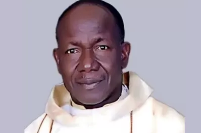 Nigeria: asesinaron a un sacerdote católico prendiéndole fuego a su parroquia