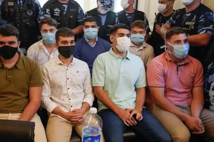 Los ocho imputados por el crimen de Fernando en los primeros días de juicio.