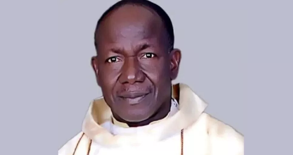 El Padre Isaac Achi, asesinado el domingo por la mañana en Nigeria, en su casa parroquial 