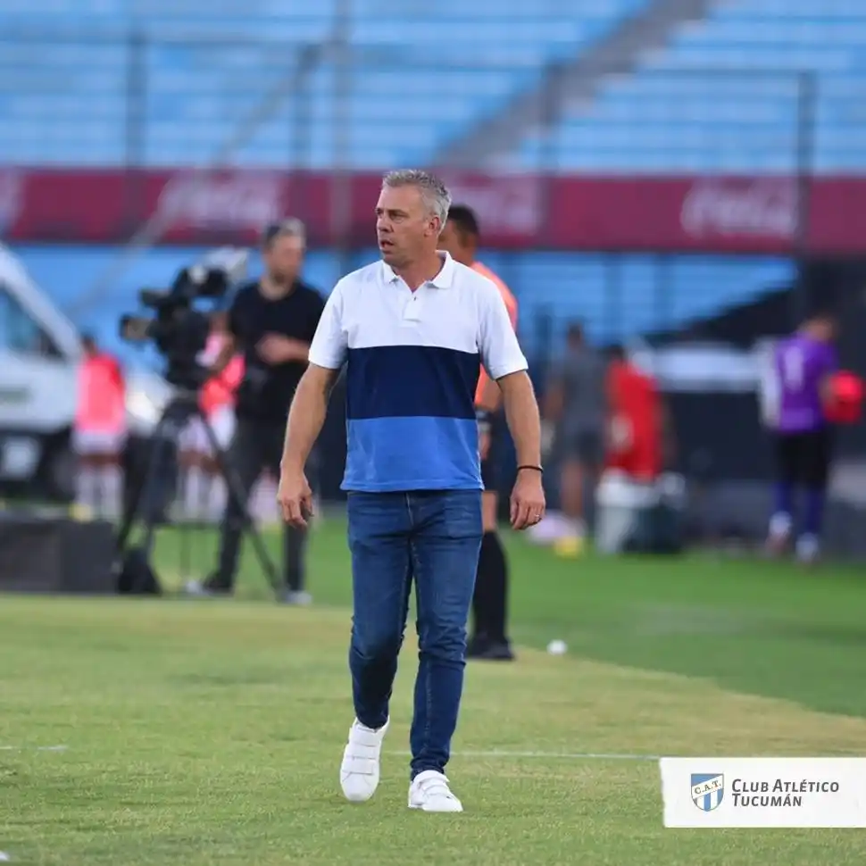 INTENSO. Pusineri vivió el partido de pie y dando indicaciones constantemente.