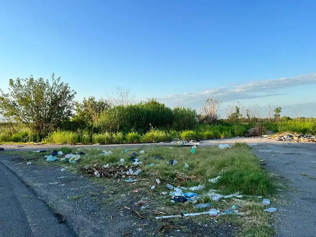 En Lules: la basura se acumula al costado de la ruta en la salida por la autopista