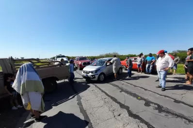 Corte en la ruta 329: los choferes de autos piratas exigen al Gobierno que se repare el camino