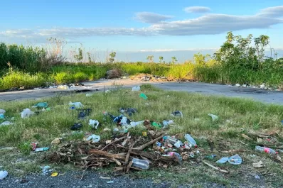 En Lules: la basura se acumula al costado de la ruta en la salida por la autopista