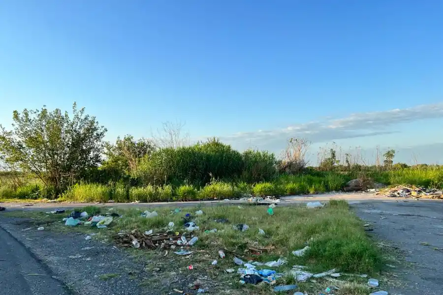 En Lules: la basura se acumula al costado de la ruta en la salida por la autopista