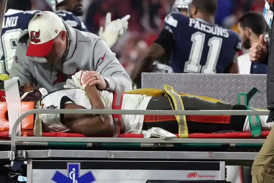 El jugador fue retirado del campo de juego al no poder levantarse luego de varios minutos. foto: Sports Illustrated