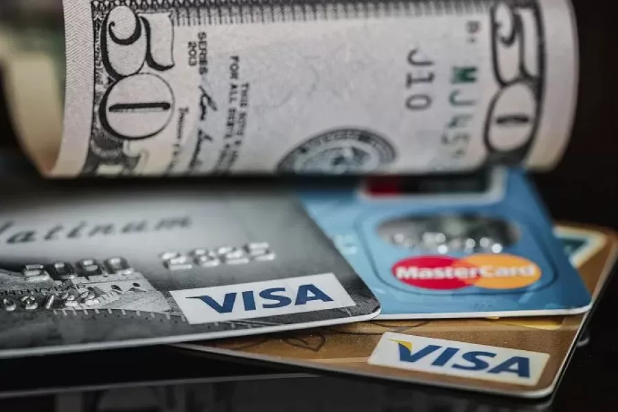 Tarjeta de crédito, dólares o moneda local: de qué forma conviene pagar los gastos en el exterior