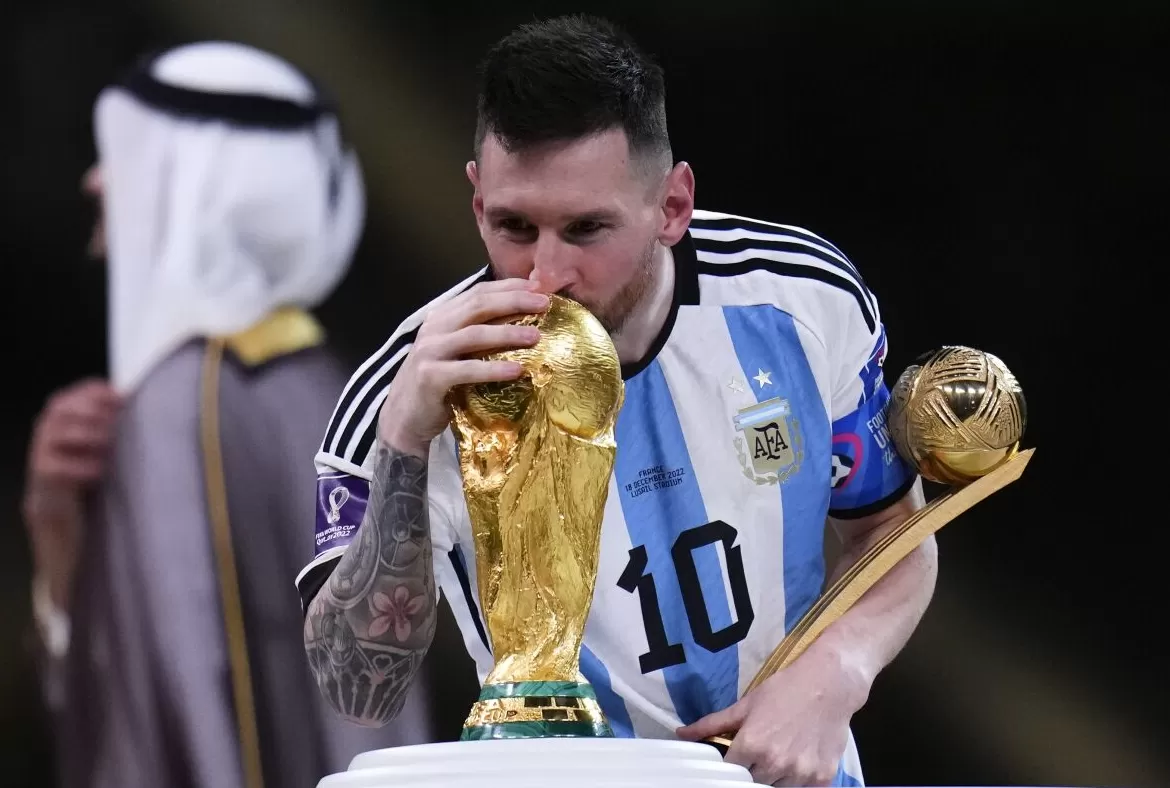 Lionel Messi levantó la copa en Qatar