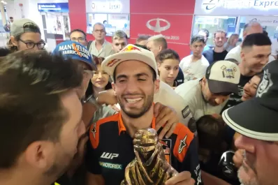 Kevin Benavides llegó al país tras ganar el Dakar y tuvo un gran recibimiento