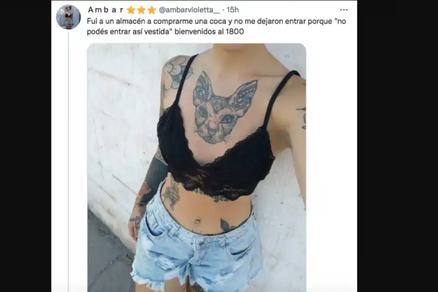 ASÍ FUE VESTIDA LA JOVEN. Y no la dejaron pasar. 
