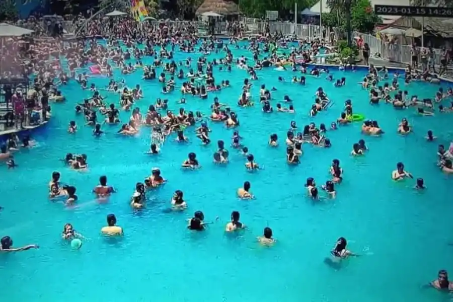 El balneario, colmado de gente.