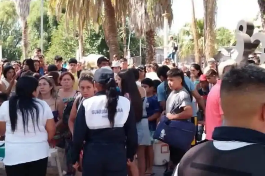 La gente intentando ingresar.