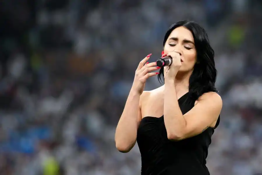 Lali Espósito al momento de entonar el Himno en la final del Mundial