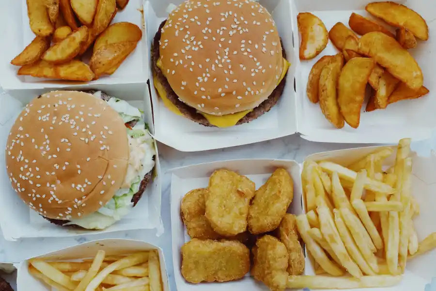 Médicos recomiendan evitar los alimentos ultraprocesados.