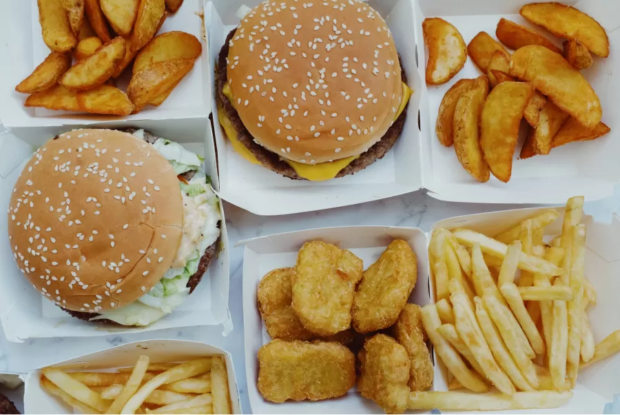 Médicos recomiendan evitar los alimentos ultraprocesados.