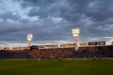 Los hinchas de Atlético Tucumán desbordaron las tribunas en el amistoso