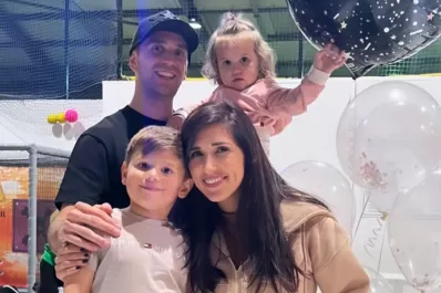 Insólito: el Dibu Martínez festejó el cumpleaños de su esposa en un pelotero