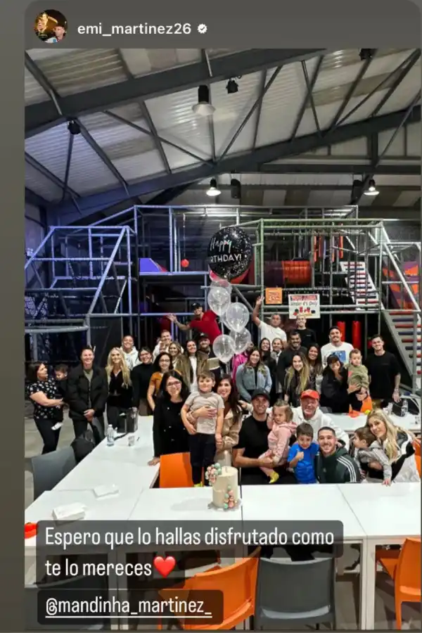 Insólito: el Dibu Martínez festejó el cumpleaños de su esposa en un pelotero