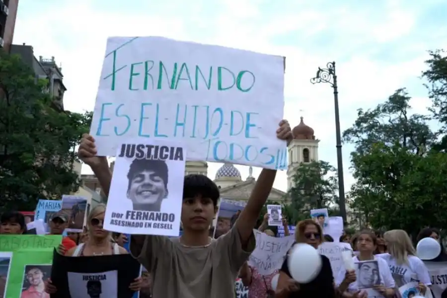 SÍMBOLO. Las velas fueron un denominador común durante la marcha en reclamo por Justicia.  