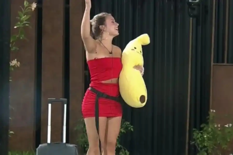 COTI ROMERO SALIENDO DE LA CASA DE GRAN HERMANO AL QUEDAR ELIMINADA DEL PROGRAMA.