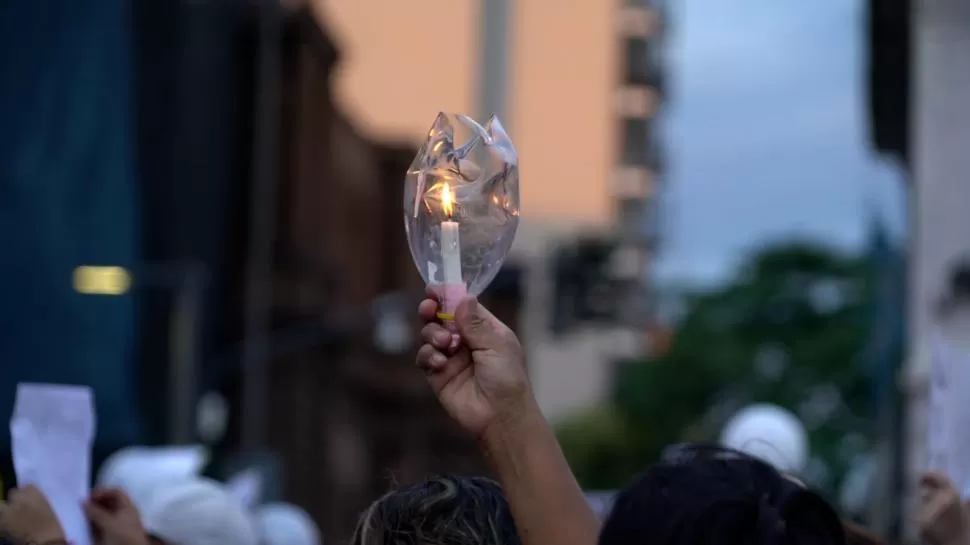 DE TODAS LAS EDADES. Durante la marcha en Tucumán se vieron desde personas mayores hasta chicos y adolescentes.