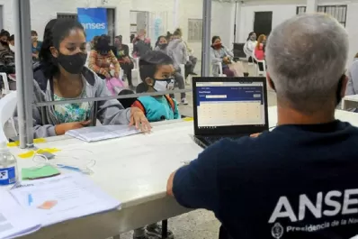 Presentaron un amparo ante la Justicia para que adolescentes de 16 y 17 años administren su propia AUH