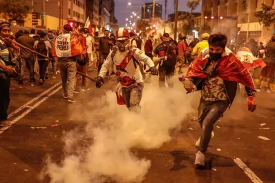 Al menos un muerto y 38 heridos en la última jornada de protestas en Perú