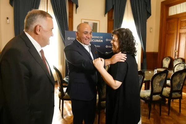 Carla Vizzotti, en Tucumán: llegó junto a Manzur y fue recibida por Jaldo