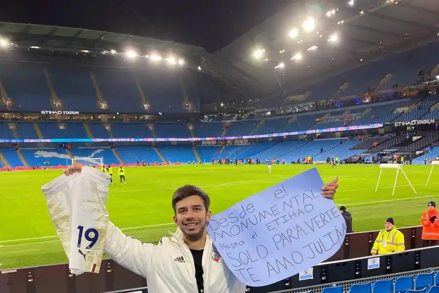 ¿Quién es el hincha de River al que Julián Álvarez le regaló su pantalón?