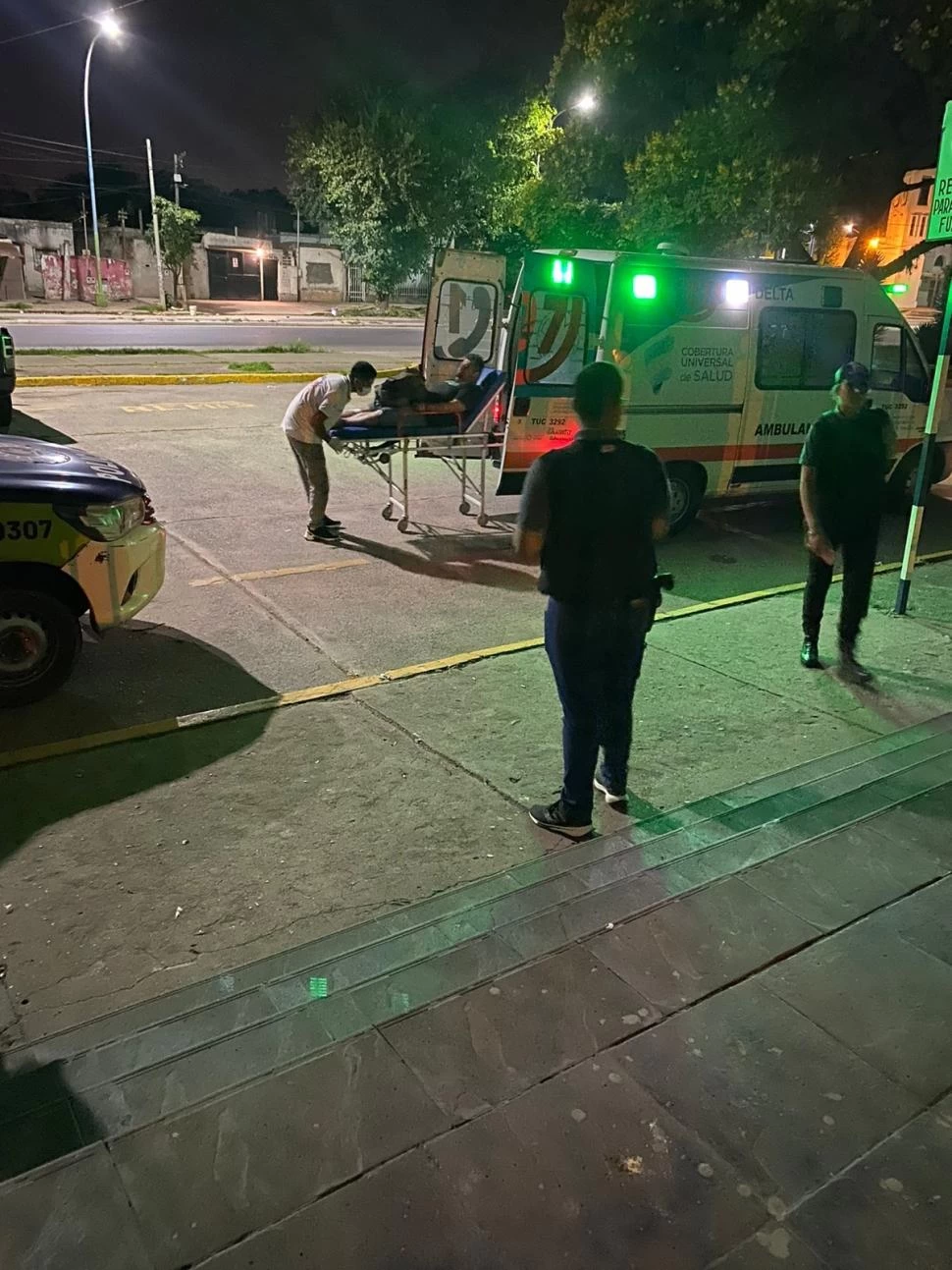 MOMENTO DE TENSIÓN. Uno de los trabajadores municipales es subido a la ambulancia. 