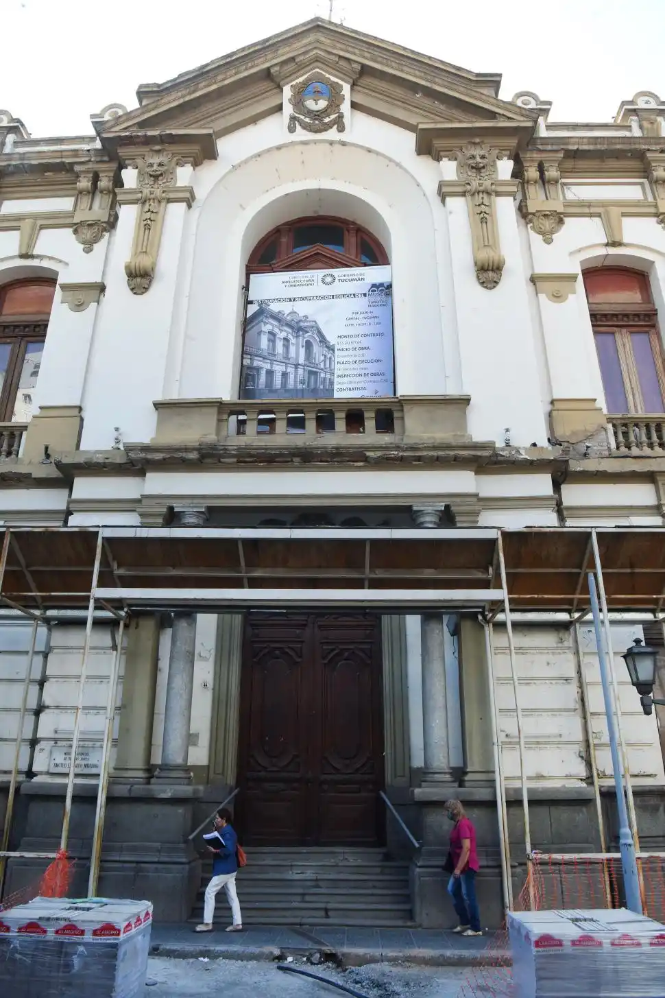 DESDE 2017. Las estructuras de protección se instalaron para cubrir la fachada del edificio ante sus problemas. la gaceta / fotos de Analía Jaramillo - JUAN PABLO SÁNCHEZ NOLI 