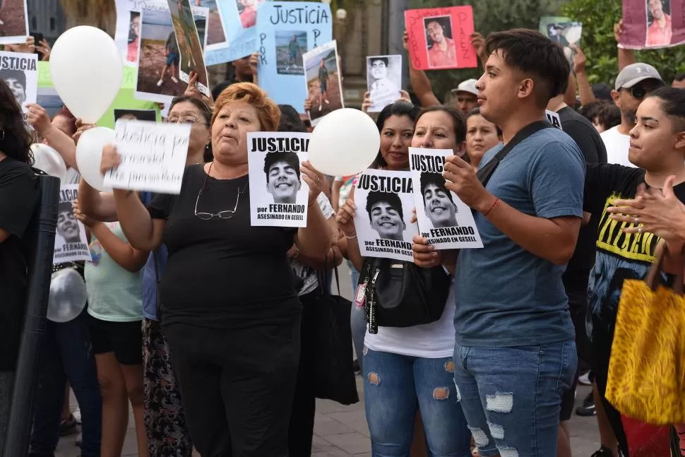 EN LA PLAZA. Centenares de tucumanos marcharon para reclamar una condena contra los acusados del homicidio de Báez Sosa. LA GACETA / FOTO DE JOSé NUNO