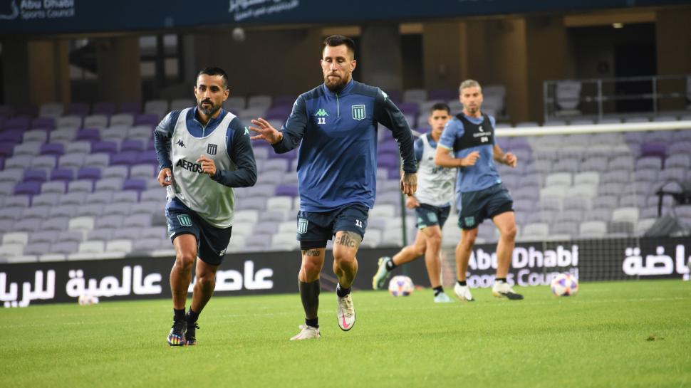PEGÓ LA VUELTA. Moralez (izquierda) se ganó la confianza de Gago y se metió en el “11”. twitter @RacingClub
