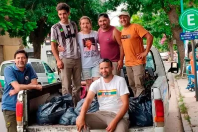 Entre el dolor y el deseo de justicia, los padres de Fernando Báez Sosa repartieron donaciones