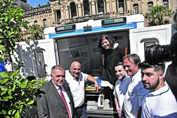 Vizzotti llegó a Tucumán con la valija llena de ambulancias