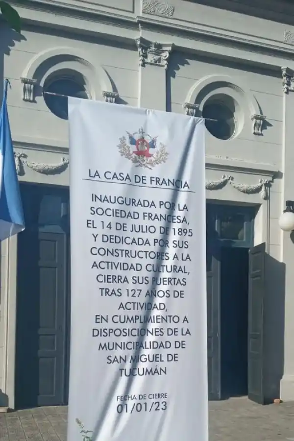 ANUNCIO OFICIAL. Un banner en el acceso a la Sociedad Francesa anticipa que sus puertas estarán cerradas. 