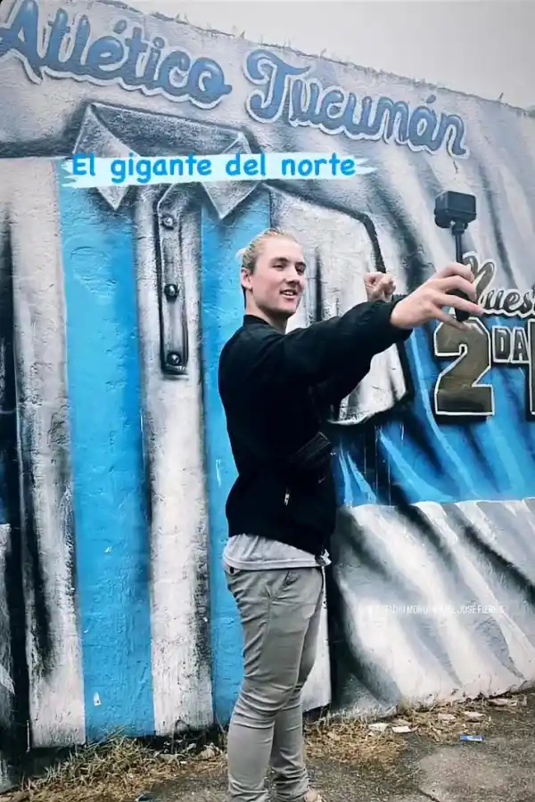 ACCIÓN. Sebastián el danés, subió un video en YouTube de 34 minutos. Visitó la cancha y probó platos típicos.