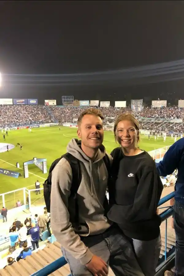 SONRISAS. El traslado en auto desde Cafayate a Tucumán valió la pena para Charlotte y Joey, dos holandeses.