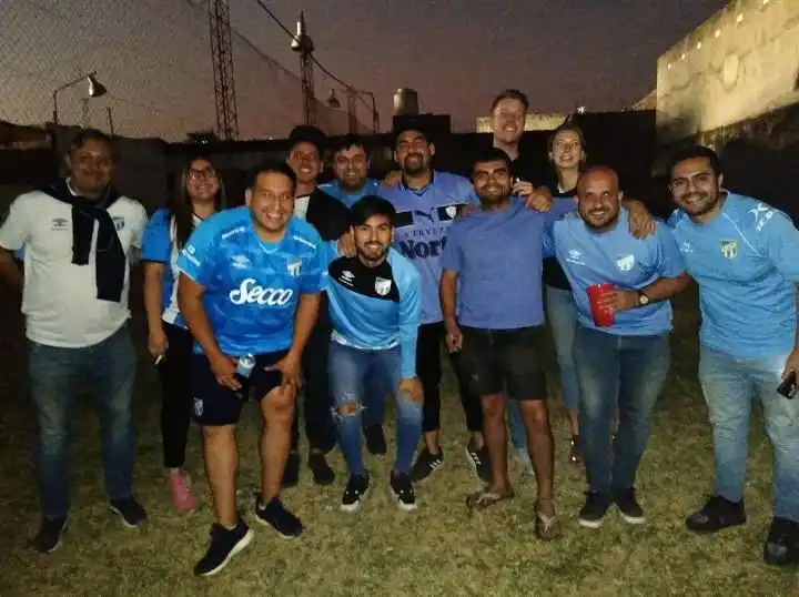 JUNTOS. Antes de ir al José Fierro, los neerlandeses posaron junto a los integrantes de “La Banda del Potrero”.