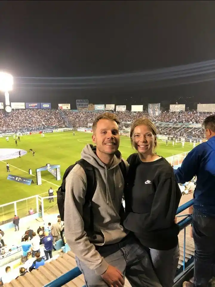 SONRISAS. El traslado en auto desde Cafayate a Tucumán valió la pena para Charlotte y Joey, dos holandeses.