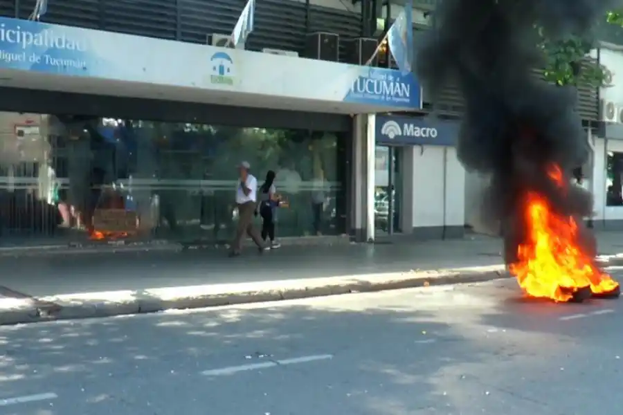 FUEGO. Los taxistas quemaron cubiertas en la 9 de Julio. 