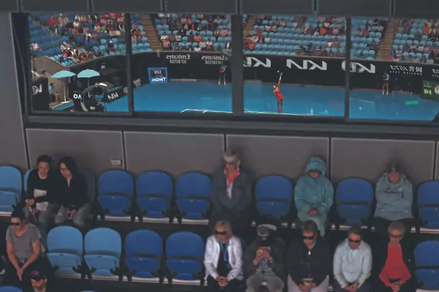 ESPEJO. El saque de la rusa Veronika Kumedetova, reflejado en las cabinas.