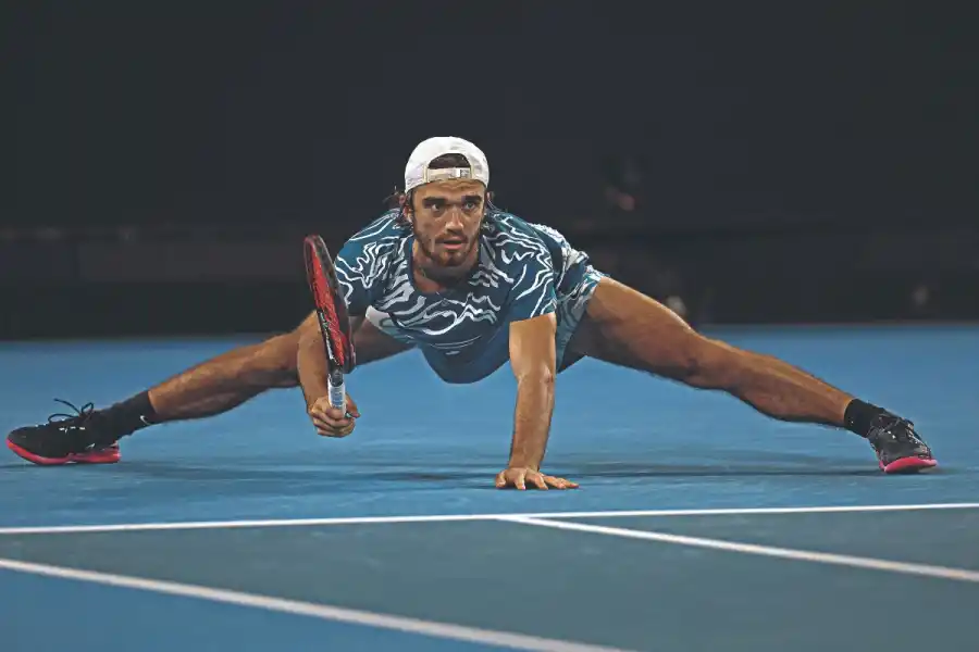 ESTIRADO. El checo Tomas Machac dio muestras de su gran elasticidad de piernas en el partido de primera ronda contra el noruego Casper Ruud.