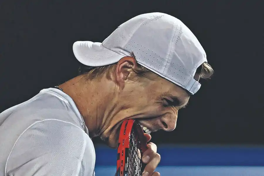 FRUSTRACIÓN. Denis Shapovalov descarga su furia contra su raqueta.