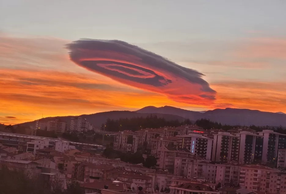 Nubes formaron una inusual figura en el cielo de Turquía