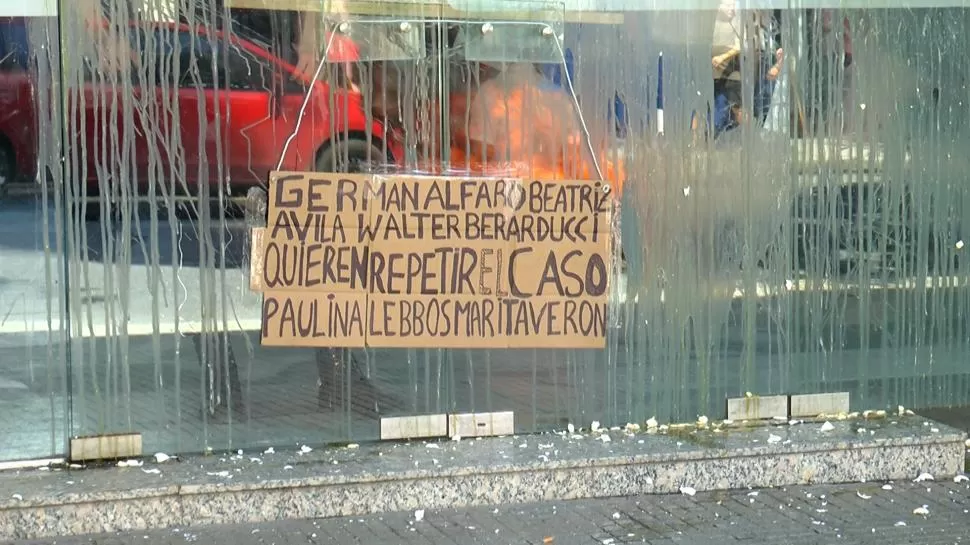 CONTRA UBER. Decenas de taxistas protestaron frente a la Municipalidad con pintadas y huevazos.  Captura de video de LGPlay / Martín Burgos.