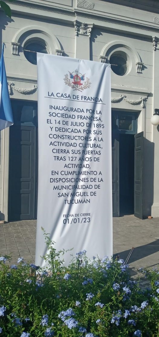 ANUNCIO OFICIAL. Un banner en el acceso a la Sociedad Francesa anticipa que sus puertas estarán cerradas. 