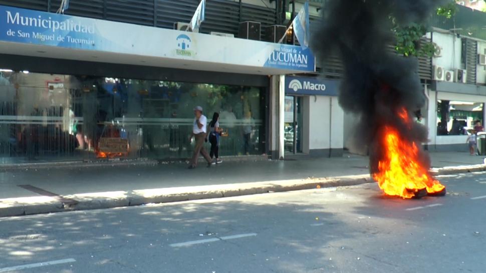 FUEGO. Los taxistas quemaron cubiertas en la 9 de Julio. 