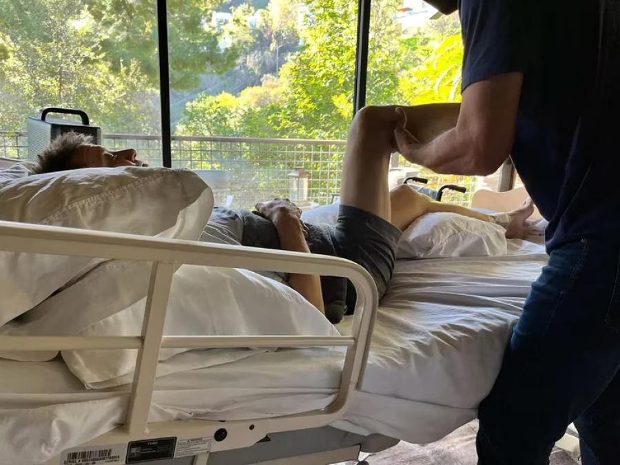 El actor Jeremy Renner compartió una nueva foto de su estado actual y reveló que se fracturó más de 30 huesos