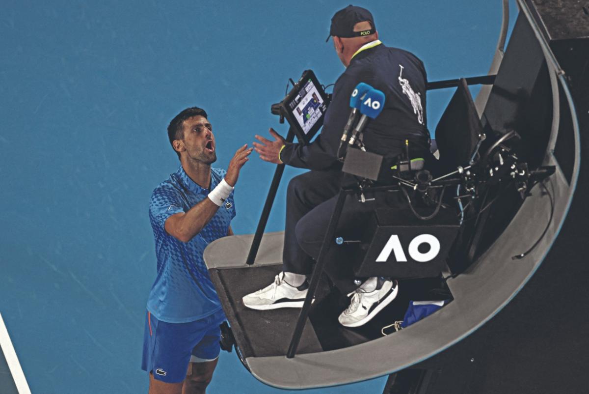 DISCONFORME. El serbio Novak Djokovic reclama un fallo del umpire.