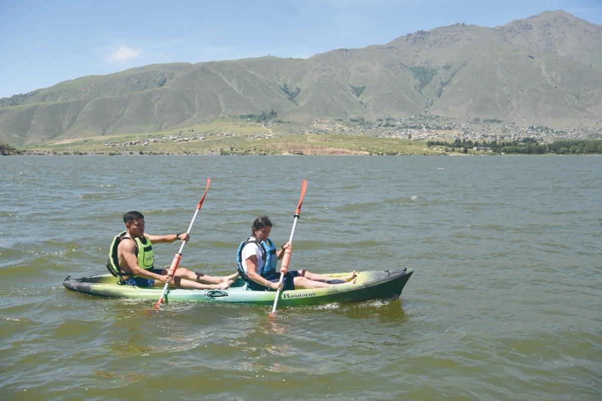 EN EL AGUA. Los turistas también eligen las actividades de kayak.